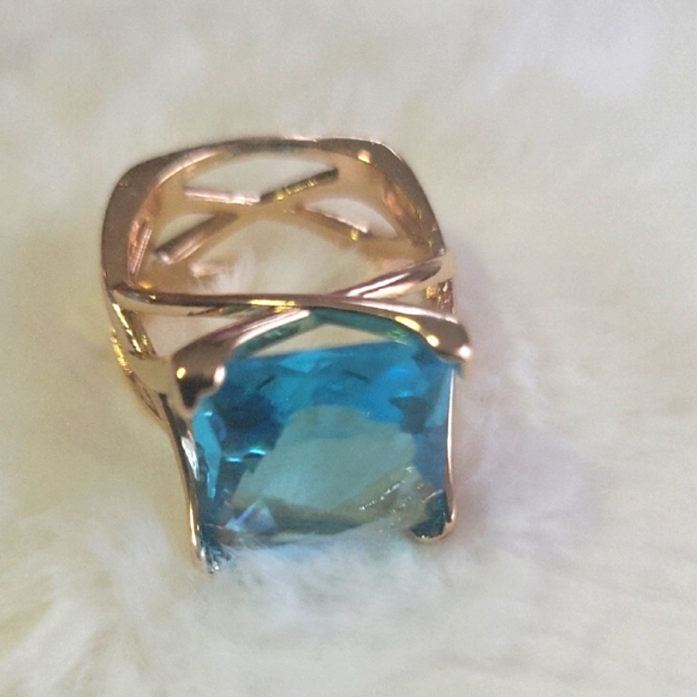 Vibrant Blue and Gold Ring with Square-Cut Gemstone - Picture 4 of 9